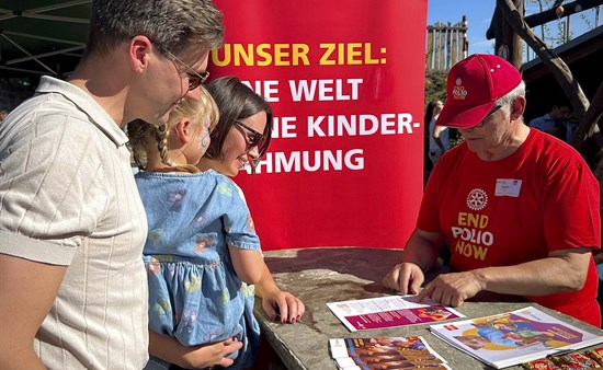 Eltern am End-Polio-Now-Informationsstand von Heiner Wölfling (RD 1860).